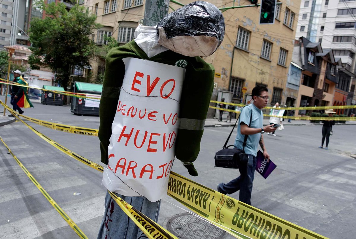 Un muñeco con un cartel que dice 