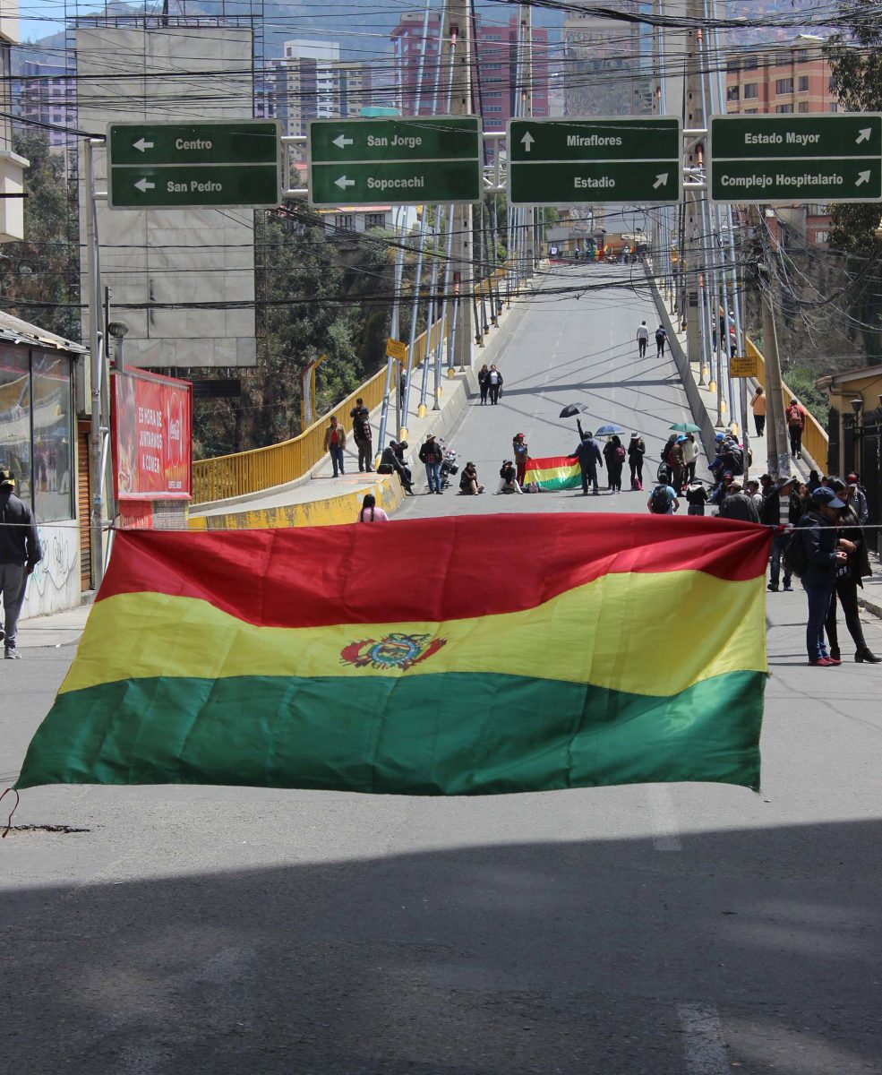 Las protestas se intensificaron este lunes en Bolivia con bloqueos en las principales ciudades del país para forzar a Evo Morales a una segunda vuelta electoral (EFE/Luis Ángel Reglero)