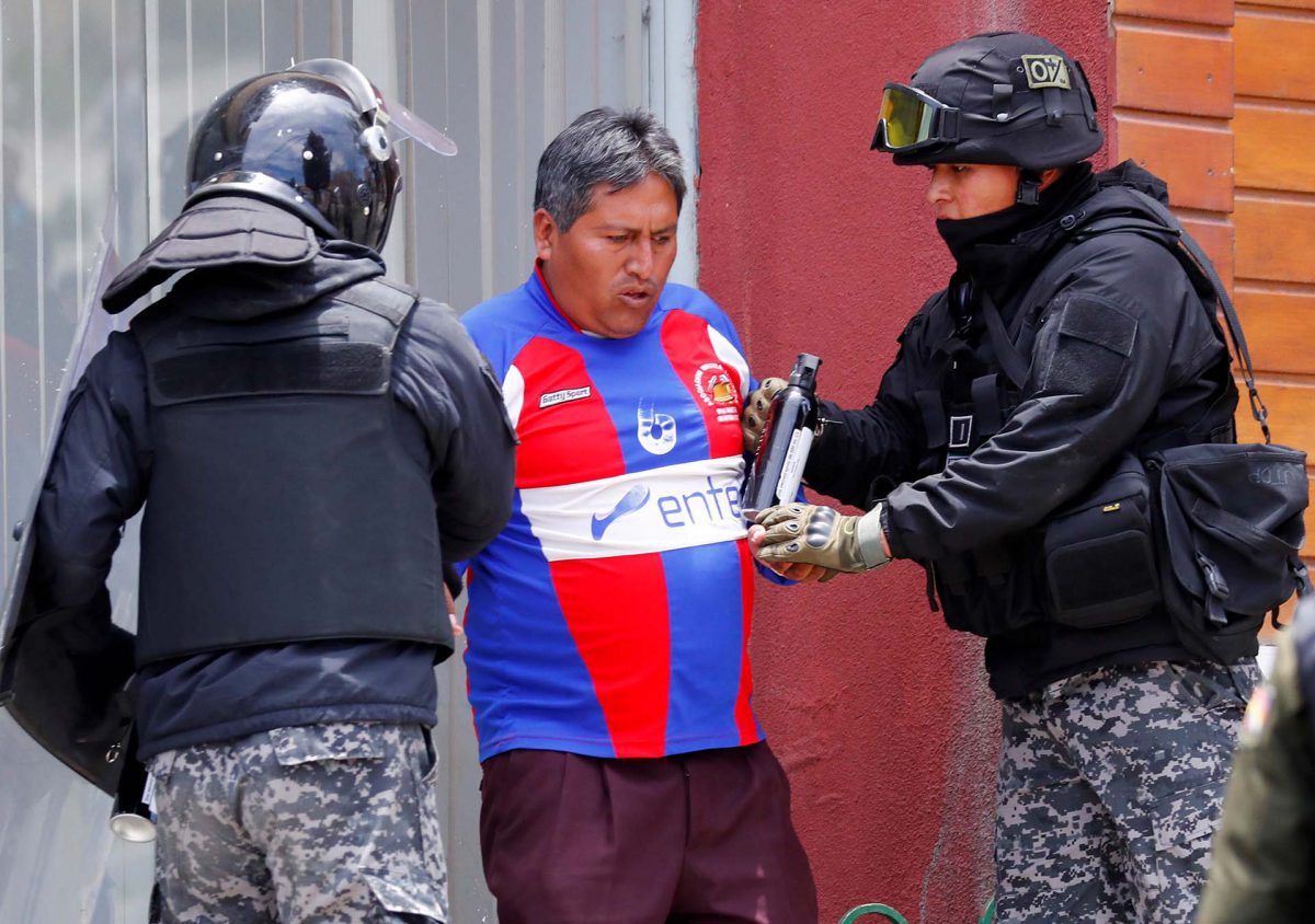 La policía discute con un seguidor de Evo Morales (REUTERS/Kai Pfaffenbach)