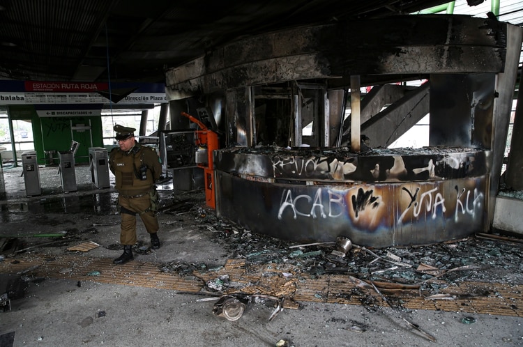 Un oficial revisa los destrozos en una estación del metro (AP)