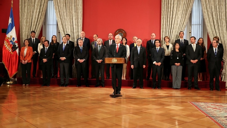 Sebastián Piñera confirmó la salida de ocho ministros y ratificó en sus cargos a los otros 16 (Reuters)