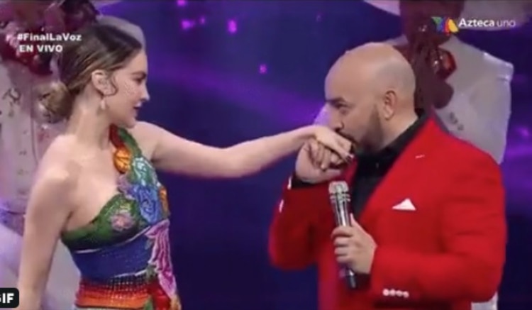 Lupillo besó la mano a Belinda en una presentación en 