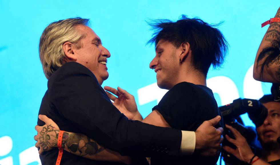 Alberto Fernández, virtual presidente electo de Argentina, abraza a su hijo Estanislao en Buenos Aires (Argentina), el 27 de octubre.