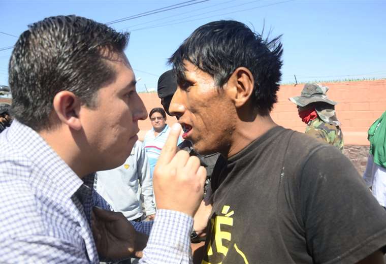 Los enfrentamientos entre vecinos y transportistas afines al MAS dejaron un saldo de cinco personas heridas