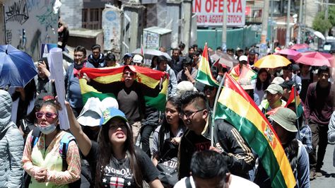 Un grupo de jóvenes marcha por el centro paceño.