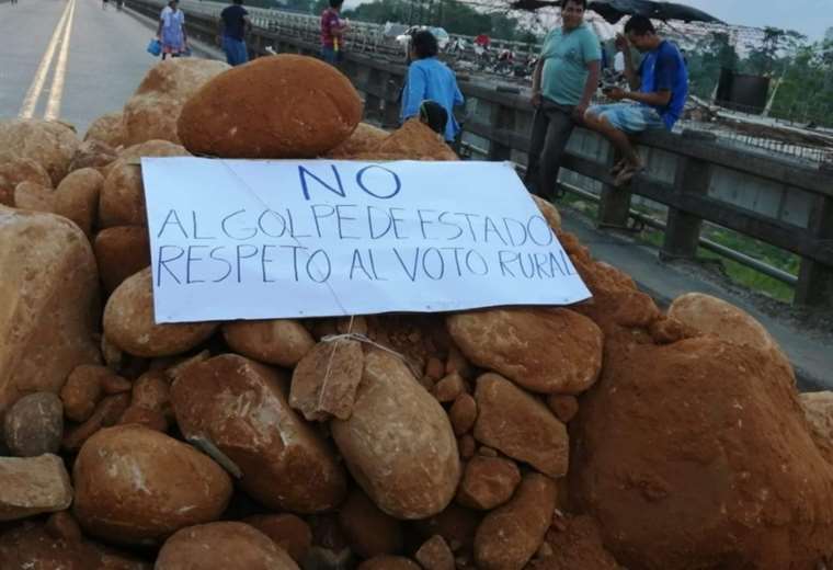Imágenes del bloqueo en Bulo Bulo, en la carretera nueva que une Cochabamba con Santa Cruz