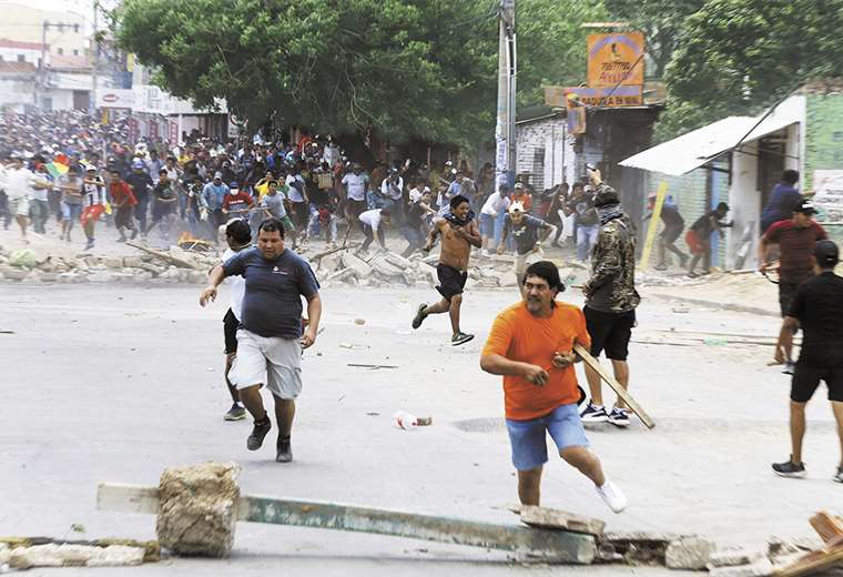 Una gran cantidad de pobladores del Plan Tres Mil se enfrentó a otro grupo que bloqueaba. Foto: FOTOS: FUAD LANDÍVAR / JORGE IBÁÑEZ
