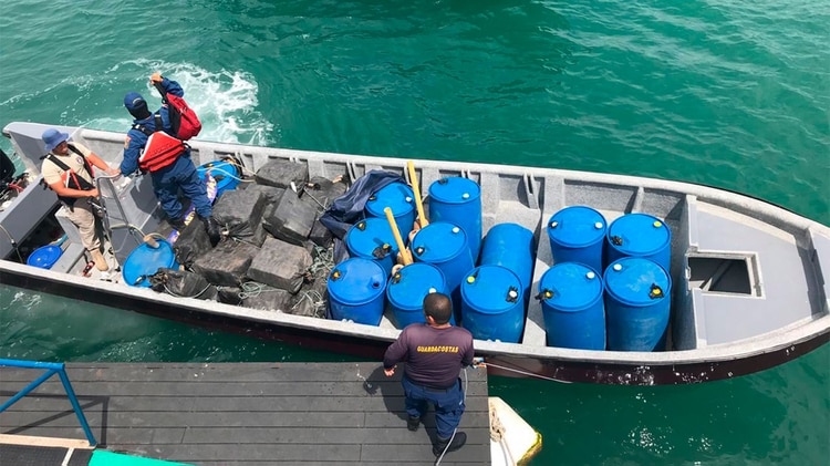 En la segunda operación, la Policía Antinarcóticos de Colombia capturó a tres colombianos