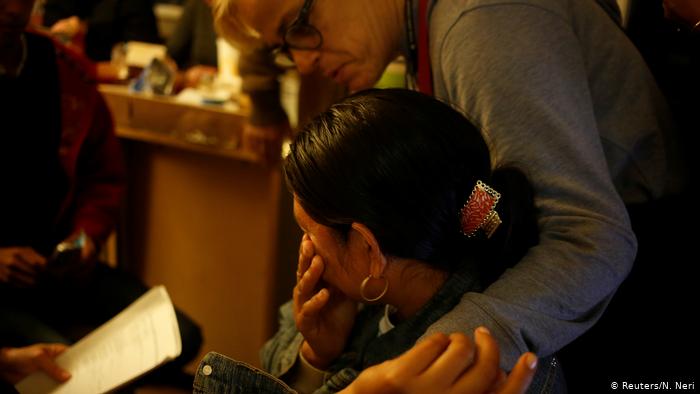 Foto de voluntaria abrazando a una migrante guatemalteca