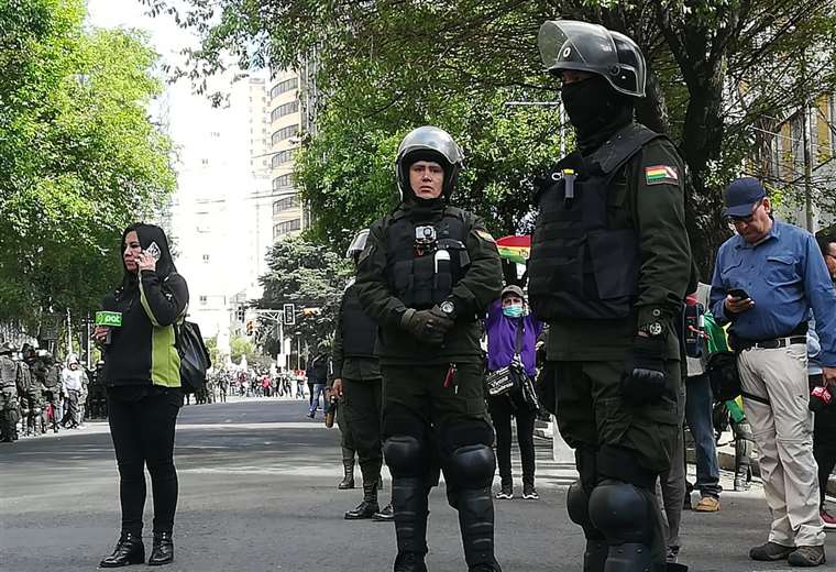 La Policía recurre a gas pimienta para despejar las vías I Foto: Miguel Melendres.
