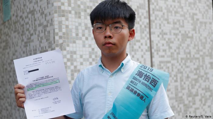 Foto de Joshua Wong cuando presentó su aplicación a candidatura