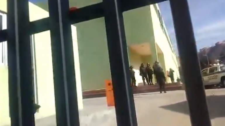 Los policías dentro de la Unidad. | Captura
