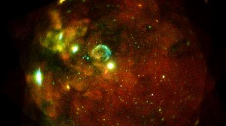 Nuestra galaxia vecina, la Gran Nube de Magallanes, observada con los siete módulos del telescopio eROSITA. Los restos de la supernova SN1987A se ven como una fuente brillante cerca del centro de la imagen.