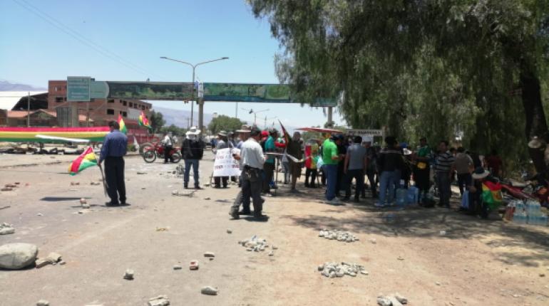 El bloqueo en el puente Huayculi de Quillacollo. | LOS TIEMPOS
