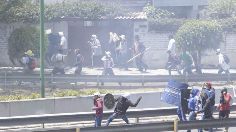 En Cochabamba, masistas desbloquean a punta de machetes y palos