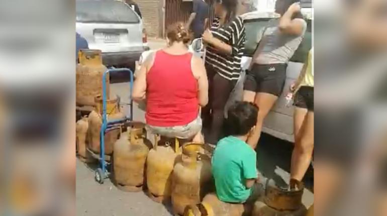 Filas para comprar garrafas de gas en Santa Cruz. | redes sociales