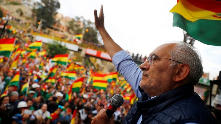 El candidato presidencial boliviano Carlos Mesa se dirige a sus partidarios durante un mitin en La Paz, Bolivia, el 28 de octubre de 2019 (REUTERS/Kai Pfaffenbach)