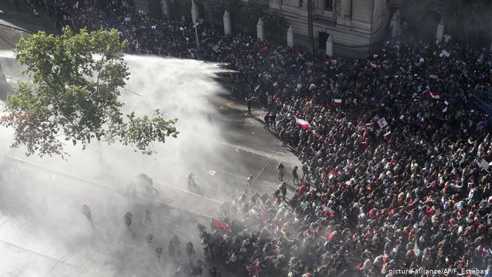 En Chile, la protesta no tiene un liderazgo claro. (picture-alliance/AP/F. Esteban)