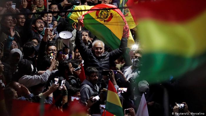 En Bolivia, la protesta se dirige contra un gobernante, Evo Morales, contra el reeleccionismo. Y tiene una cara al frente: el opositor Carlos Mesa. (Reuters/U. Marcelino)