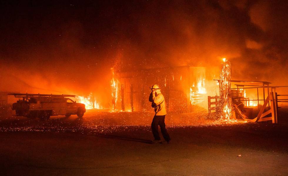 Un bombero en uno de los frentes del incendio Kincade, al norte de San Francisco.