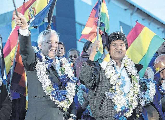 Evo Morales estuvo en el festejo del MAS, en El Alto, junto a García Linera. Foto: ABI