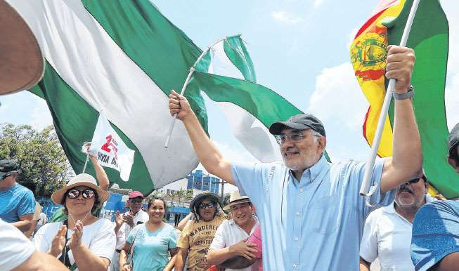 El candidato de Comunidad Ciudadana, Carlos Mesa, recorrió ayer el segundo anillo. Foto: Ricardo Montero