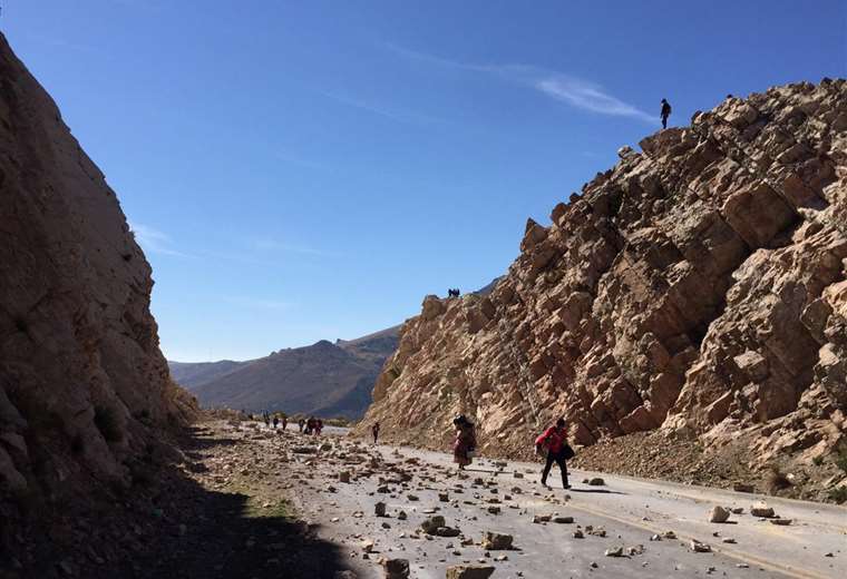 Siguen los bloqueos en algunas carreteras del país I Foto: EL DEBER.