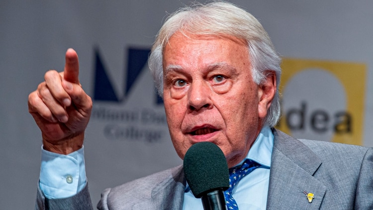 Felipe González, ex presidente del gobierno español, habla en el IV Diálogo Presidencial, celebrado en Miami (EFE)