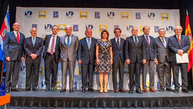 Posan para la foto al final del IV Diálogo Presidencial, desde la izquierda, el presidente interino del Miami Dade College (MDC), Rolando Montoya; los ex presidentes Andrés Pastrana, Jorge 