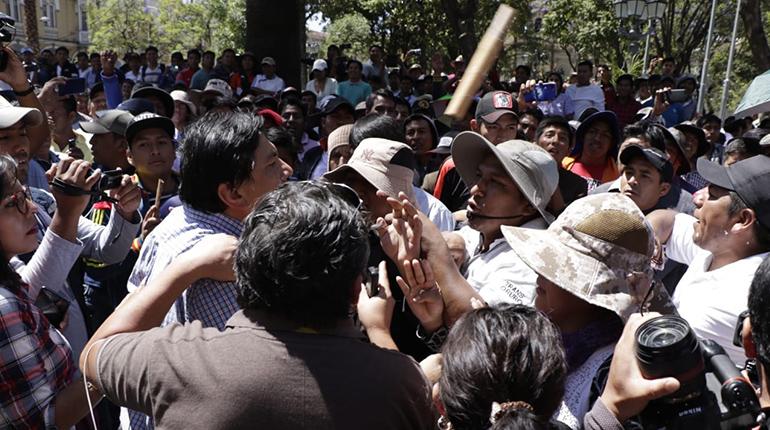 Transportistas increpan a periodistas. | APG