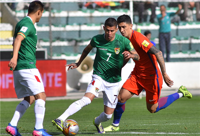Del partido entre bolivianos y chilenos en las eliminatorias para el Mundial de Rusia 2018. Foto: APG