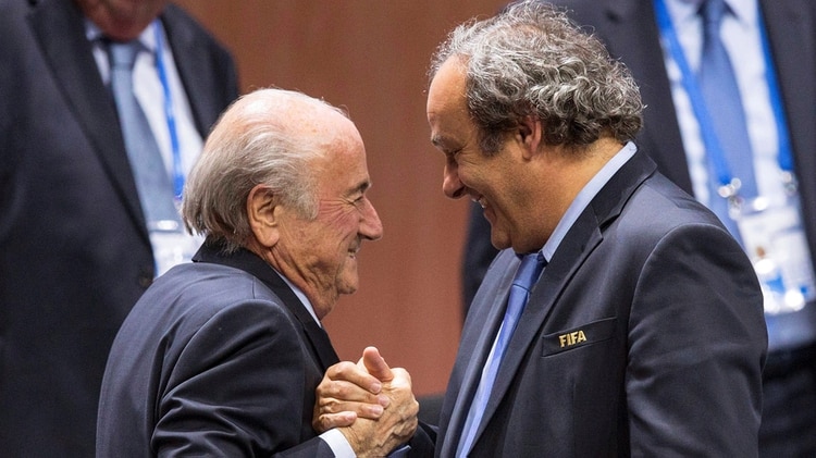  Michel Platini y Joseph S. Blatter fueron suspendidos de toda actividad relacionada con el fútbol por su participación en el FIFA Gate (EFE)