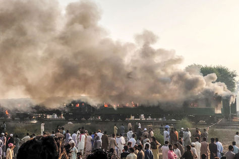 Los vagones del tren de pasajeros que se incendió cerca de Rahim Yar Khan en la provincia de Punjab el 31 de octubre de 2019. Foto: AFP