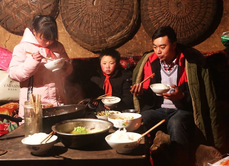 Una familia campesina en Yunnan en 2018 (AFP)