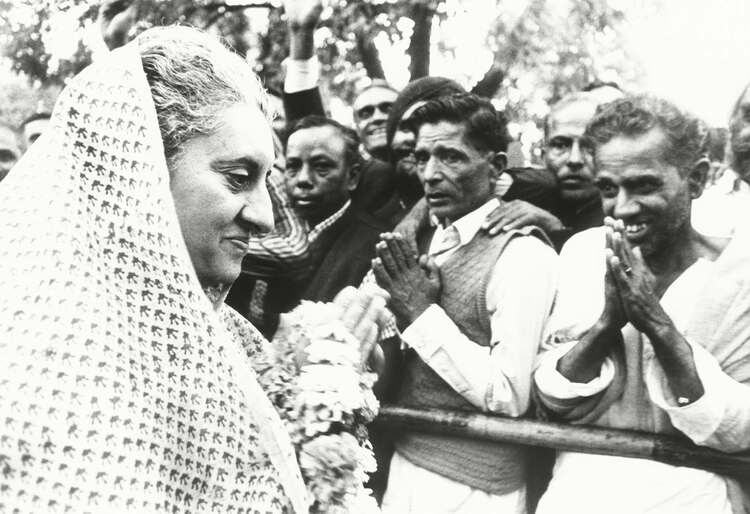 Indira Gandhi celebra junto a sus simpatizantes luego de que su partido ganara la mayoría de dos tercios del parlamento indio el 11 de marzo de 1971 