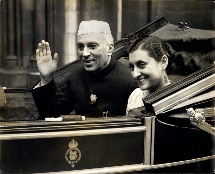 Jawaharlal Nehru, el primer primer ministro de la India tras su independencia junto con su hija Indira Gandhi en Londres