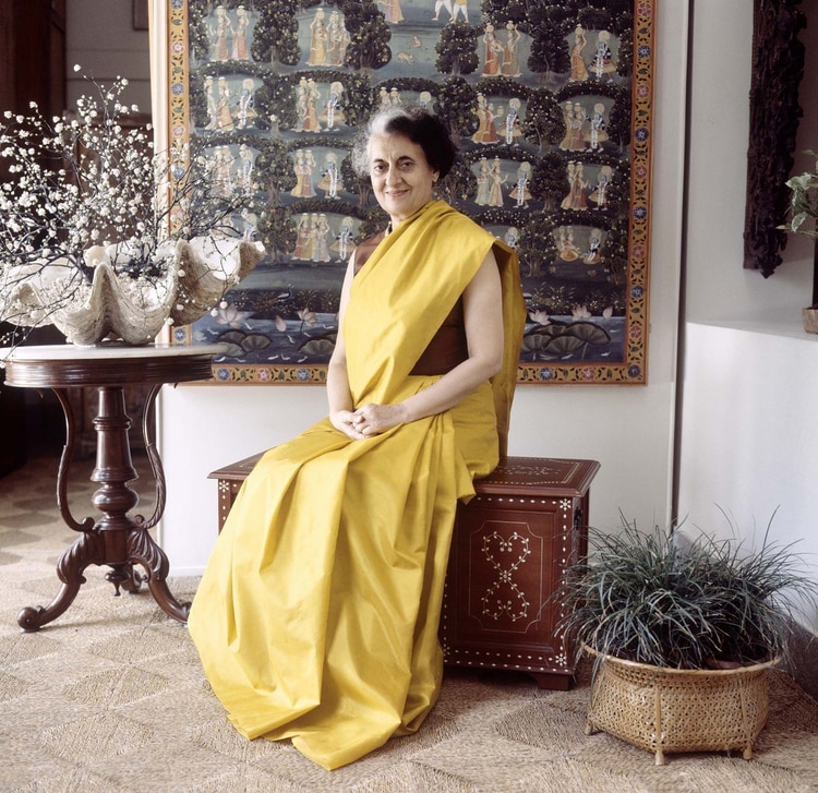 Indira en su casa de Nueva Delhi, en mayo de 1983, ya durante su segunda mandato como primera ministra india, cuando enfrenta las tensiones con los nacionalistas sij que la llevarían a la muerte al año siguiente
