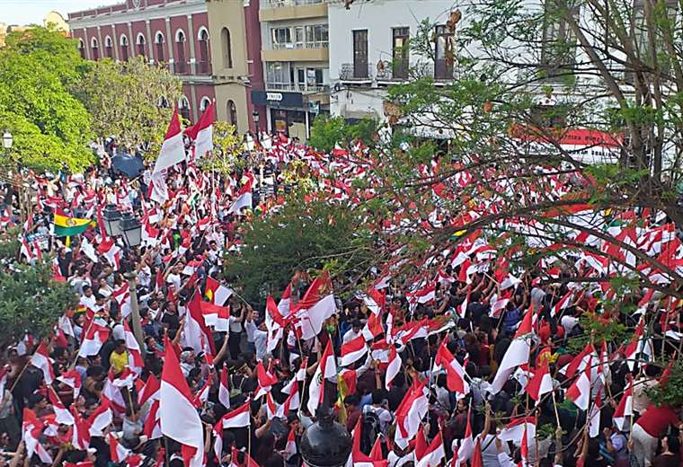 Un bosque de banderas rojo y blanco inundaron la plaza Luís de Fuentes Foto: David Maygua