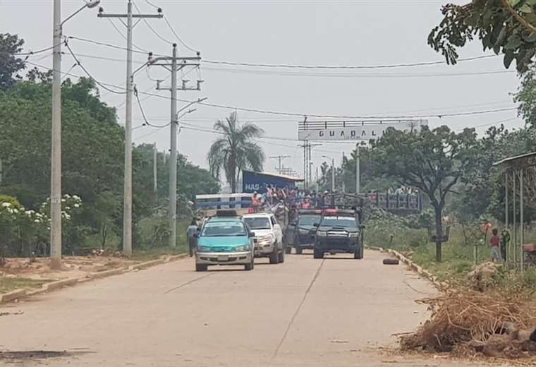 La Policía ingresa por la vía principal al barrio Cofadena. 