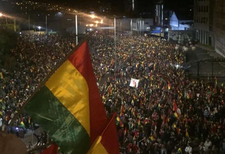 Una gran cantidad de gente hay en el Cristo. Foto: Jorge Gutiérrez