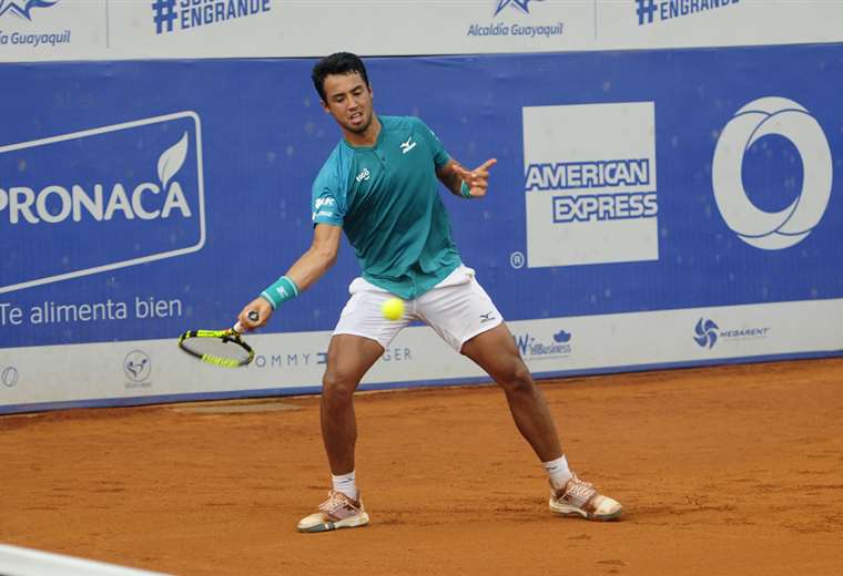 Hugo Dellien en plena acción en el torneo de Guayaquil. Foto. @challengye05