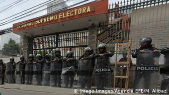 Foto de policías resguardando el Tribunal Supremo Electoral de Bolivia