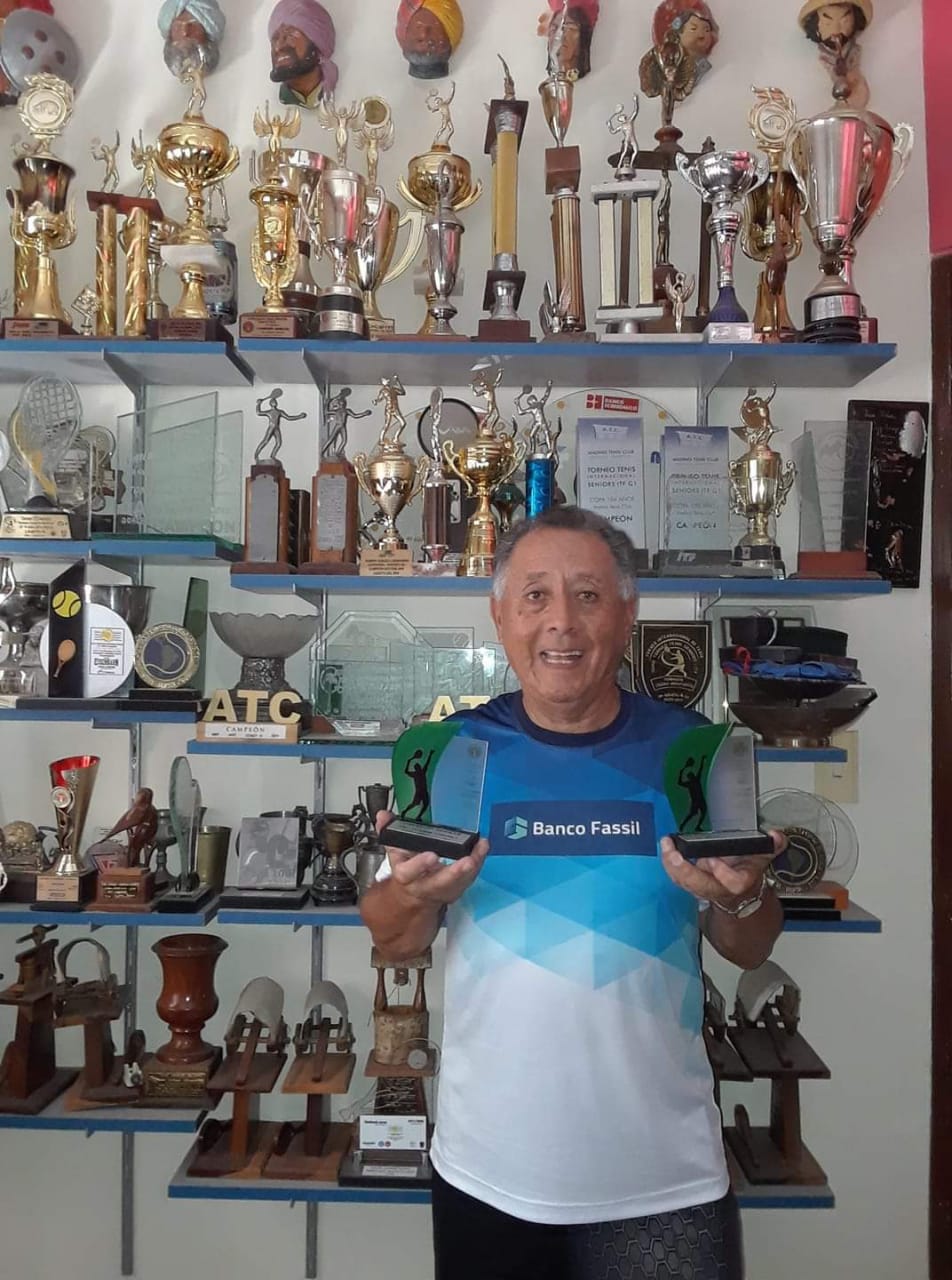 Tenis Benavides es campeón en +70 años en torneo chileno eju.tv