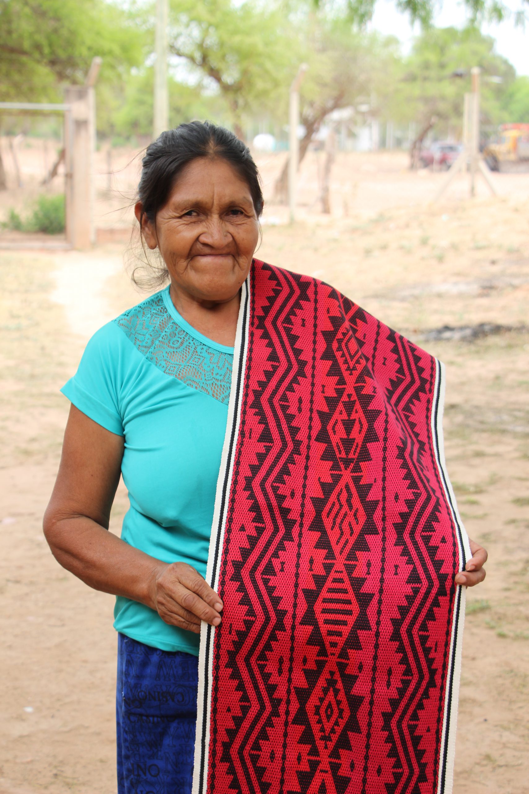 •600 artesanas preservan la herencia cultural de los pueblos de Tierras Bajas con la destreza de sus manos, realizando piezas exclusivas para regalar en Navidad. 