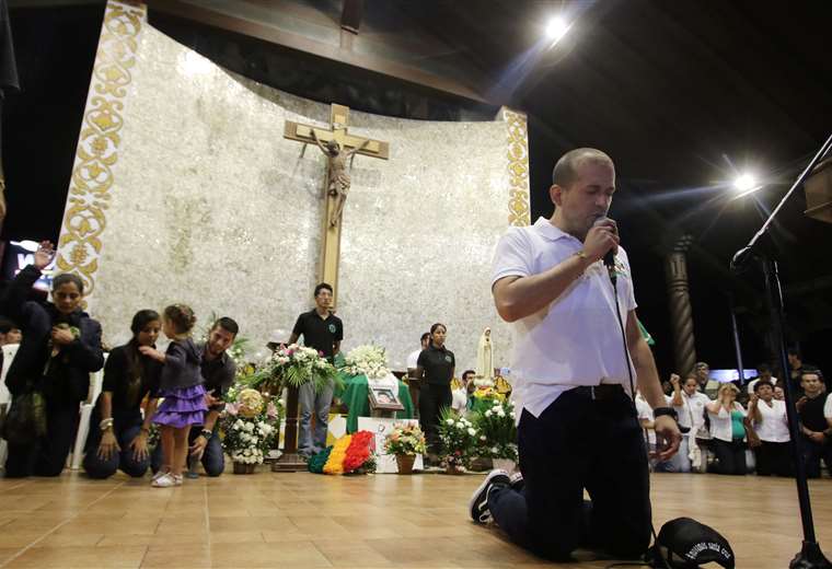 Al final del Cabildo los asistentes rezaron el Padre Nuestro (Foto: Jorge Gutiérrez)