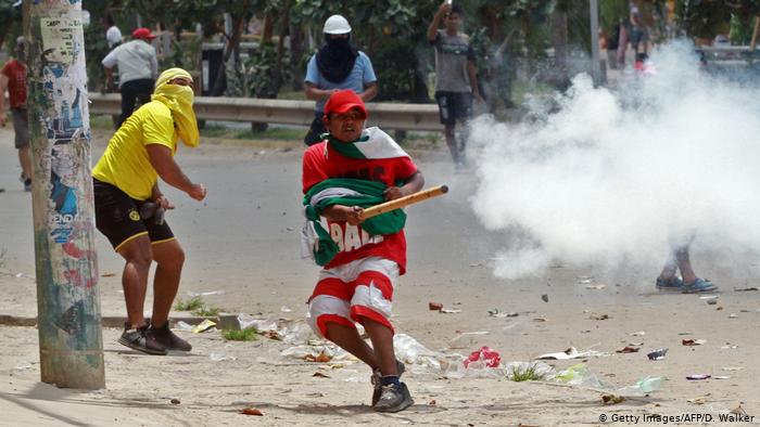 Foto de manifestantes enfrentándose en las calles de La Paz
