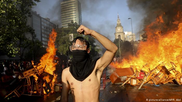 Chile, Santiago: Brände und Proteste (picture-alliance/AP/R. Abd)