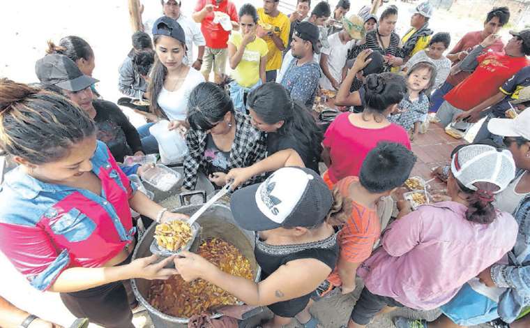 Los vecinos reunieron recursos para almorzar juntos y no abandonar sus lugares de manifestación pacífica. Foto: Jorge Ibañez