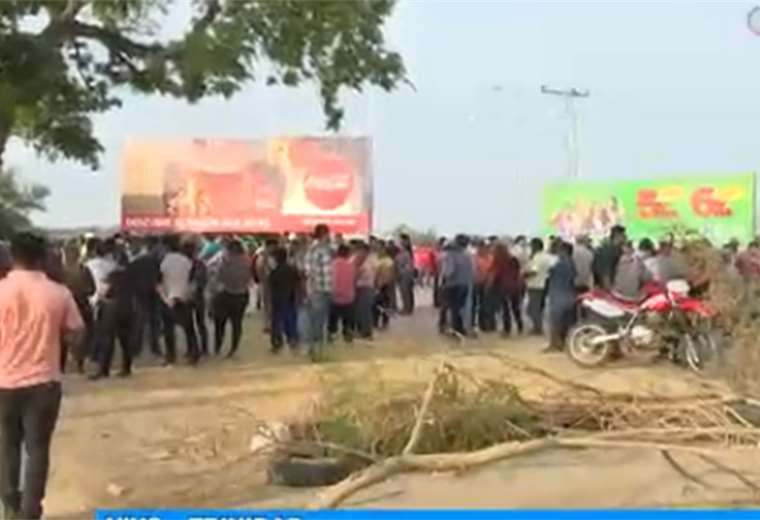 Un grupo del MAS en los alrededores del aeropuerto de Trinidad. Foto: Captura de TV