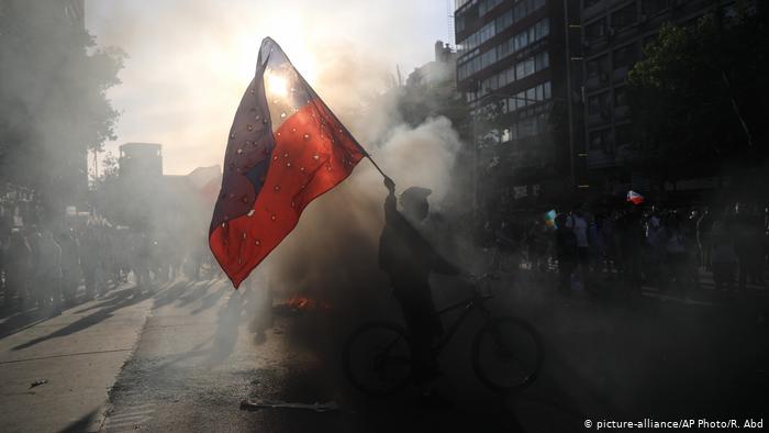 Chile Santiago Proteste gegen Regierung (picture-alliance/AP Photo/R. Abd)